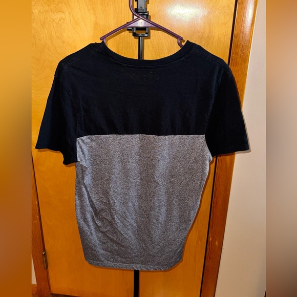 GUESS Men's Black and Gray Short Sleeve Tee - Picture 4 of 4